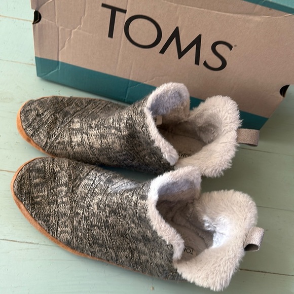 Woman’s TOMS slippers size 10 (worn 2x) - Picture 1 of 8
